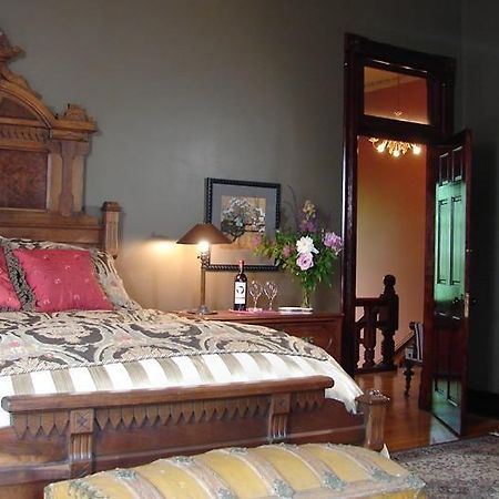 Whiskey Mansion Bed & Breakfast Saint Joseph Room photo