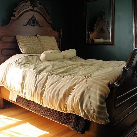 Whiskey Mansion Bed & Breakfast Saint Joseph Room photo