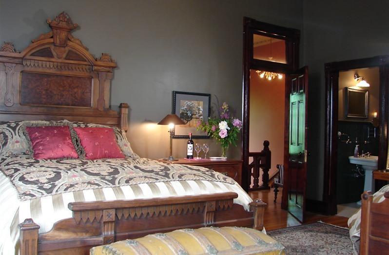 Whiskey Mansion Bed & Breakfast Saint Joseph Room photo