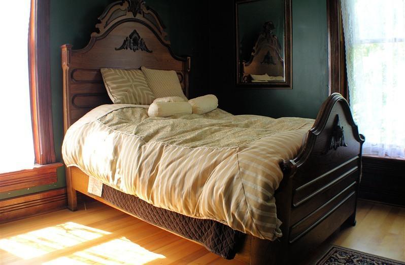 Whiskey Mansion Bed & Breakfast Saint Joseph Room photo