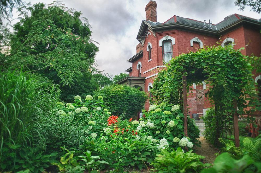 Whiskey Mansion Bed & Breakfast Saint Joseph Exterior photo