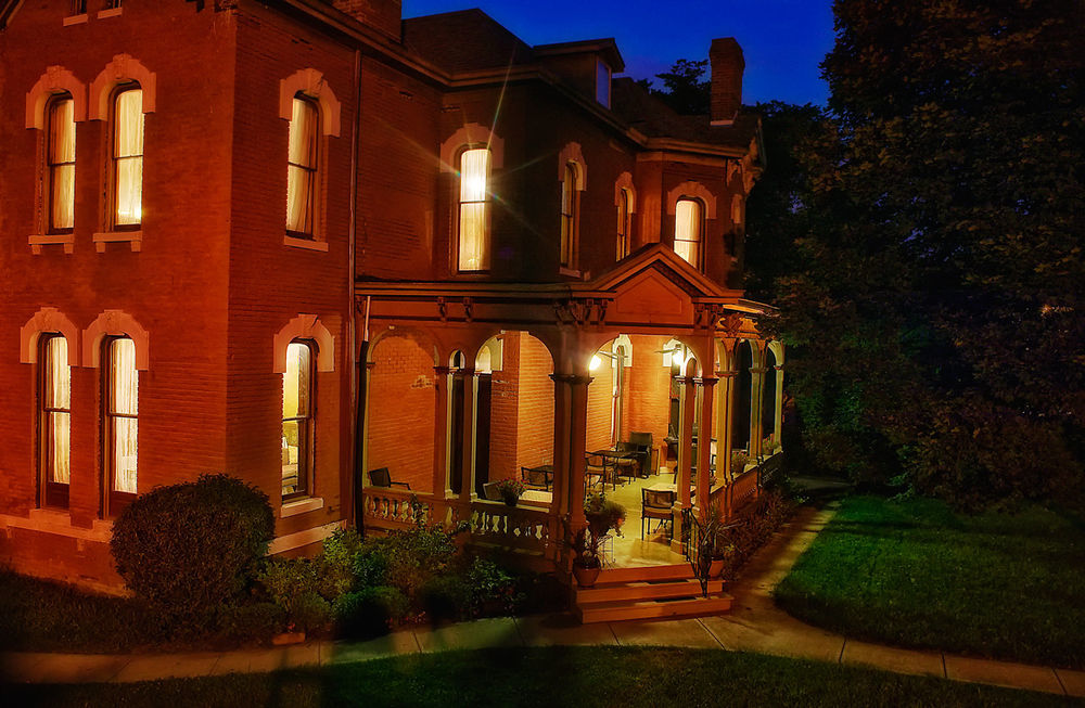 Whiskey Mansion Bed & Breakfast Saint Joseph Exterior photo