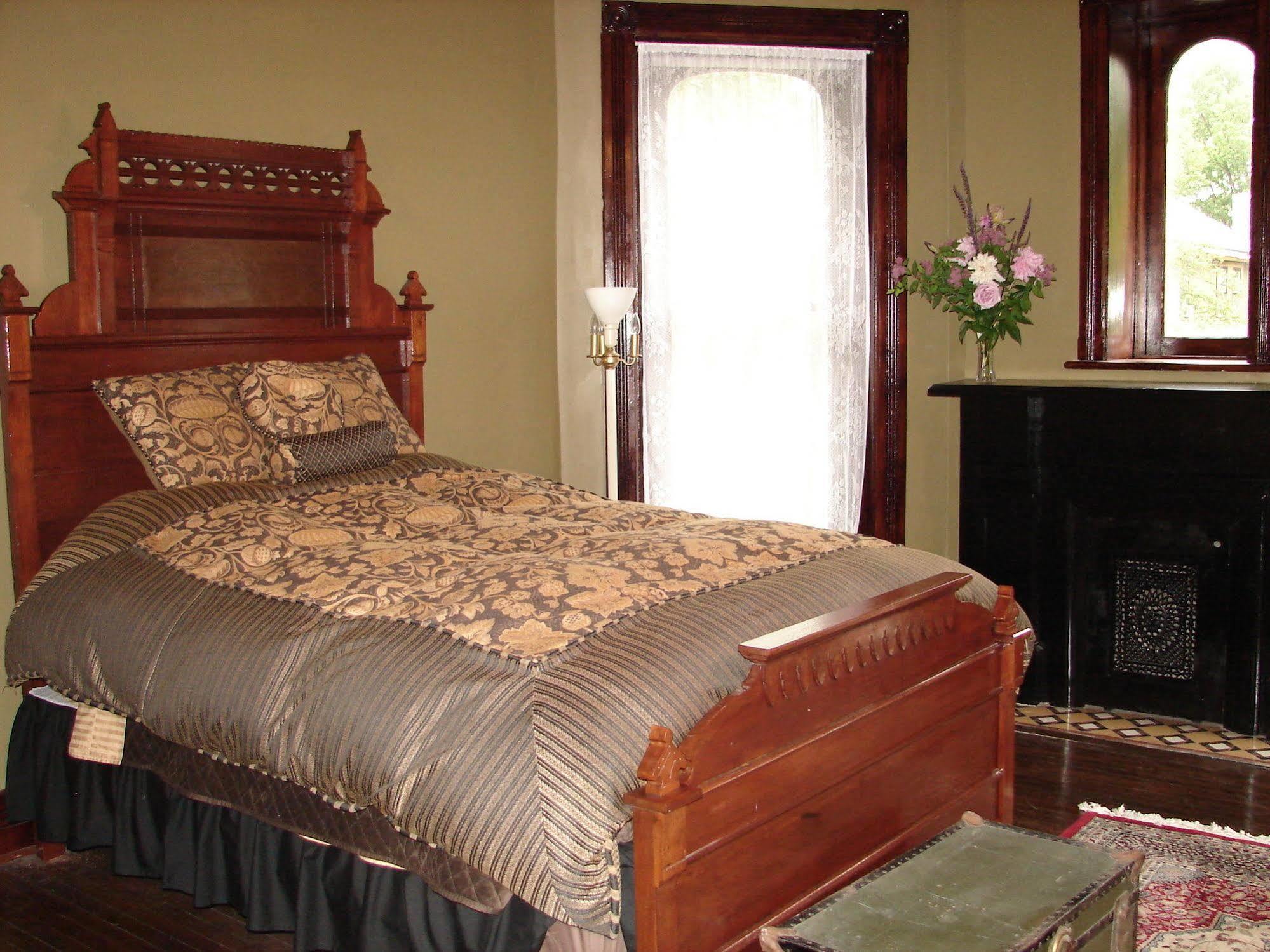 Whiskey Mansion Bed & Breakfast Saint Joseph Room photo
