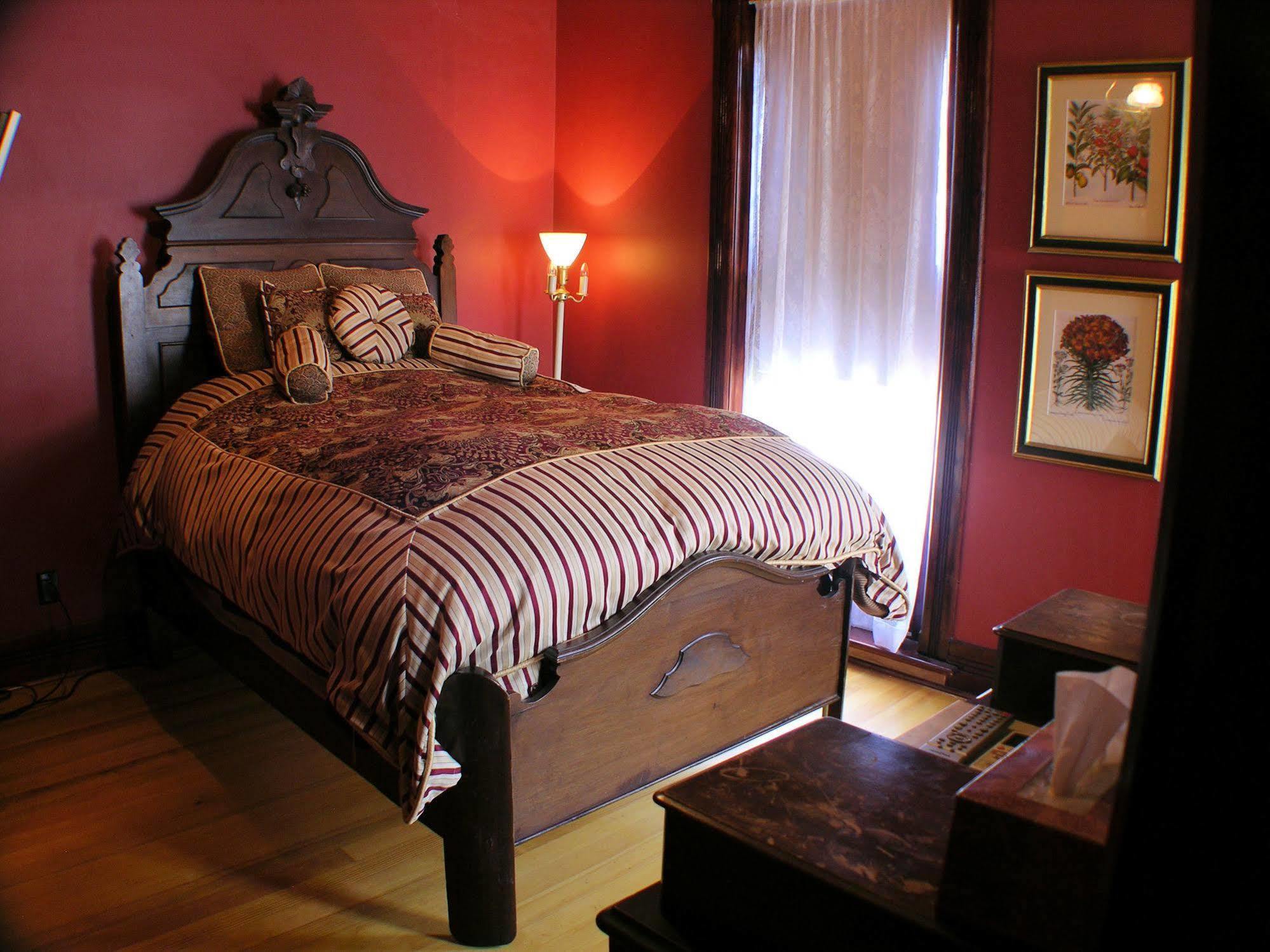 Whiskey Mansion Bed & Breakfast Saint Joseph Room photo