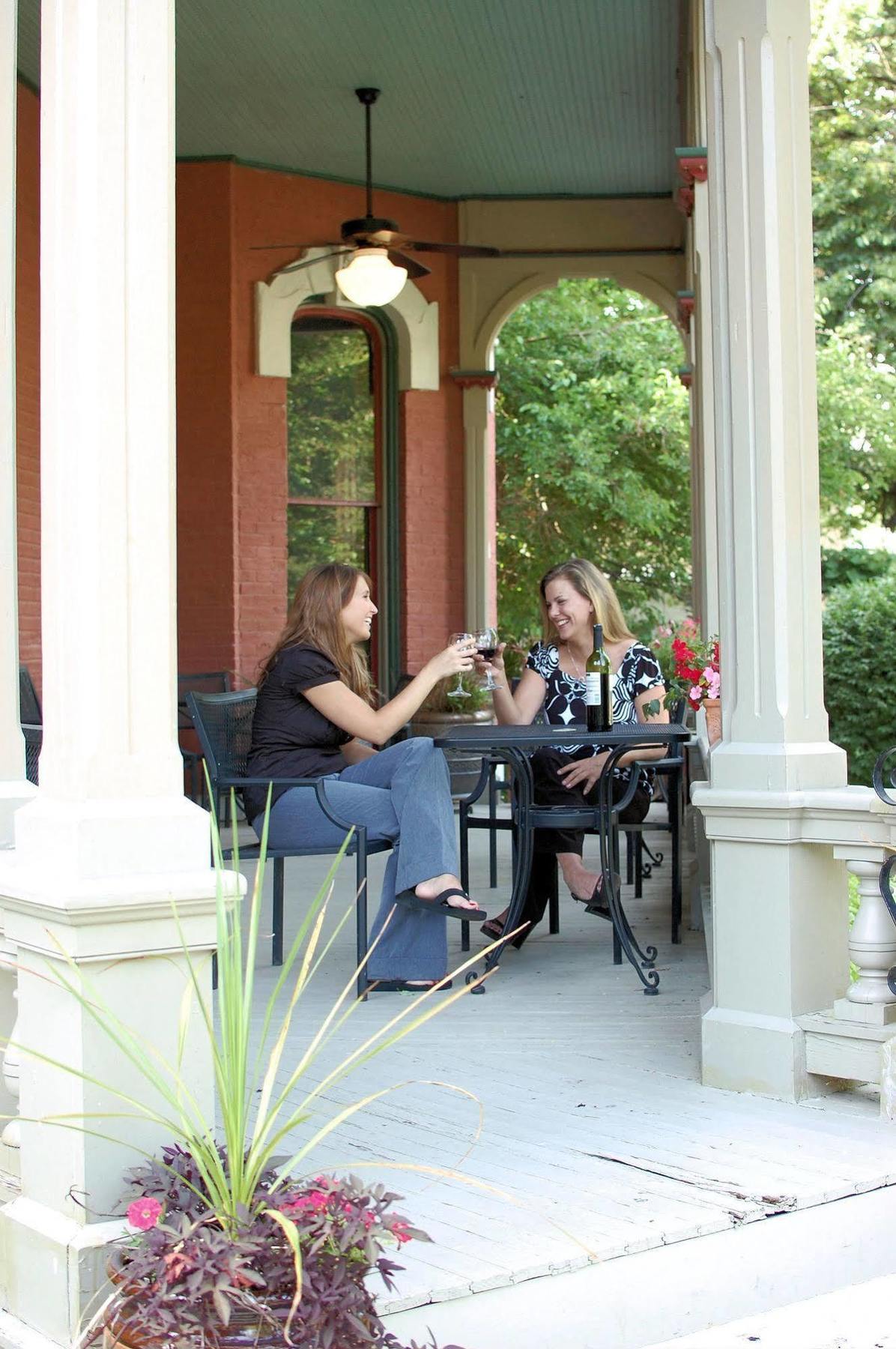 Whiskey Mansion Bed & Breakfast Saint Joseph Restaurant photo
