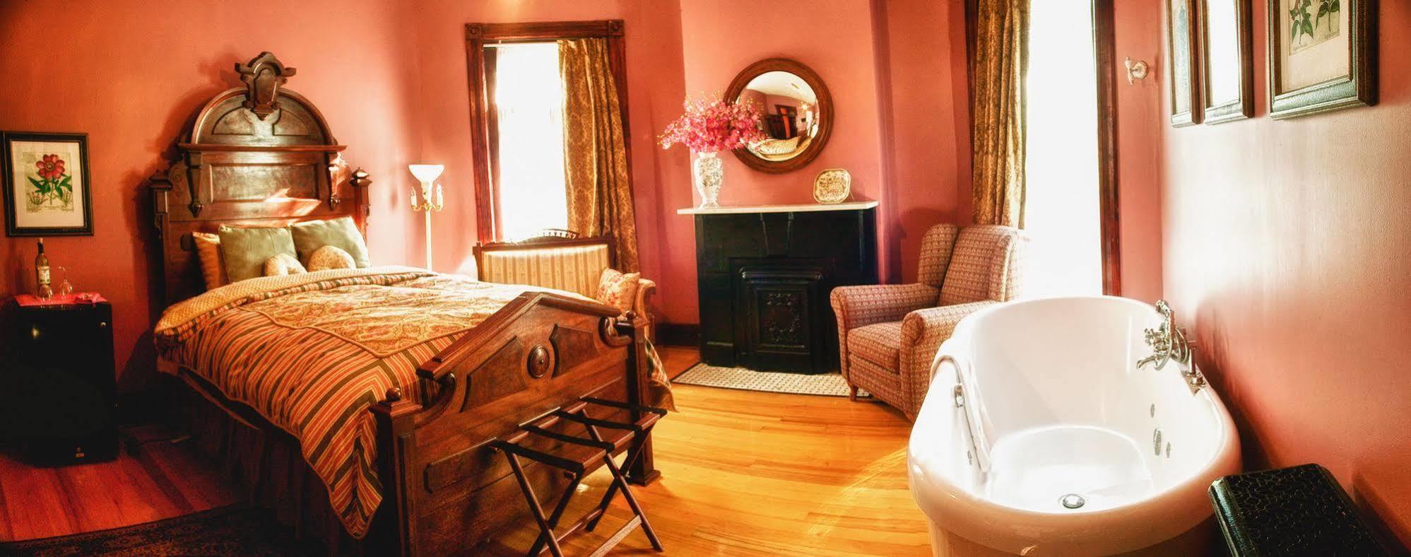 Whiskey Mansion Bed & Breakfast Saint Joseph Exterior photo